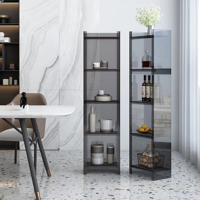 Estante estreita de prateleiras transparentes em várias cores em um ambiente minimalista
