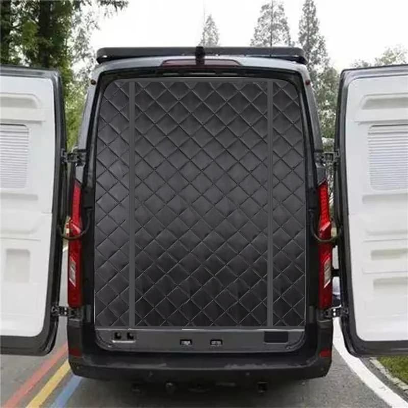 Cortina de isolamento preta para porta traseira de van, com padrão de losangos para isolamento térmico e blackout.