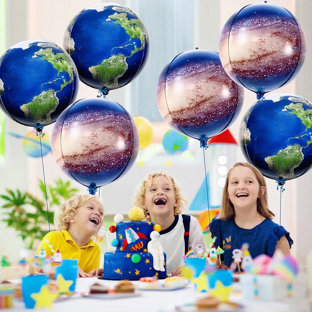 Crianças em festa com balões 4D decorativos de globo terrestre e galáxia 22 polegadas