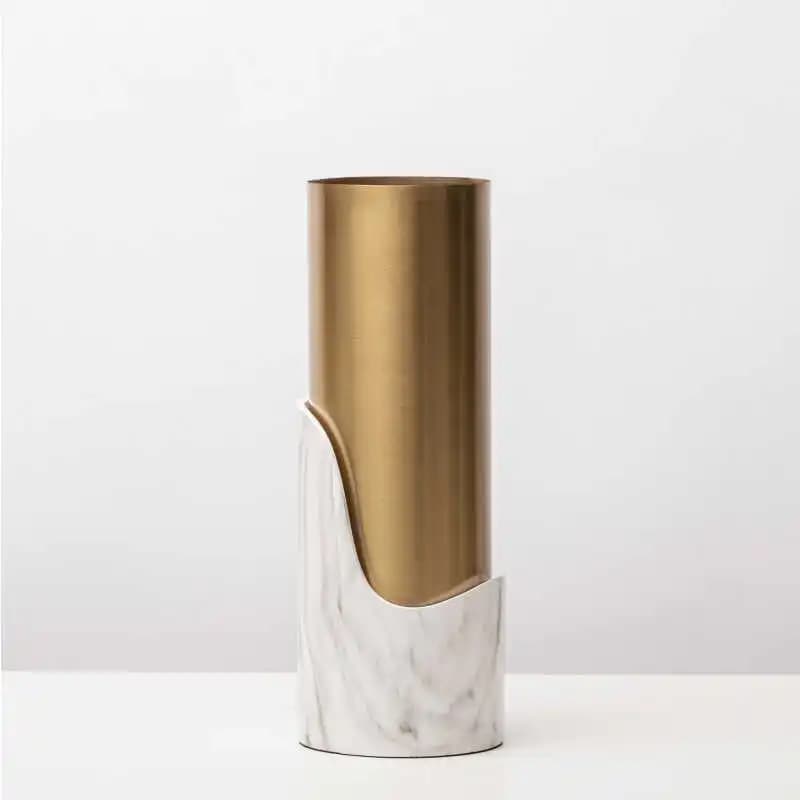 Vaso decorativo Jácotei com base em mármore branco e corpo dourado em estilo minimalista sofisticado