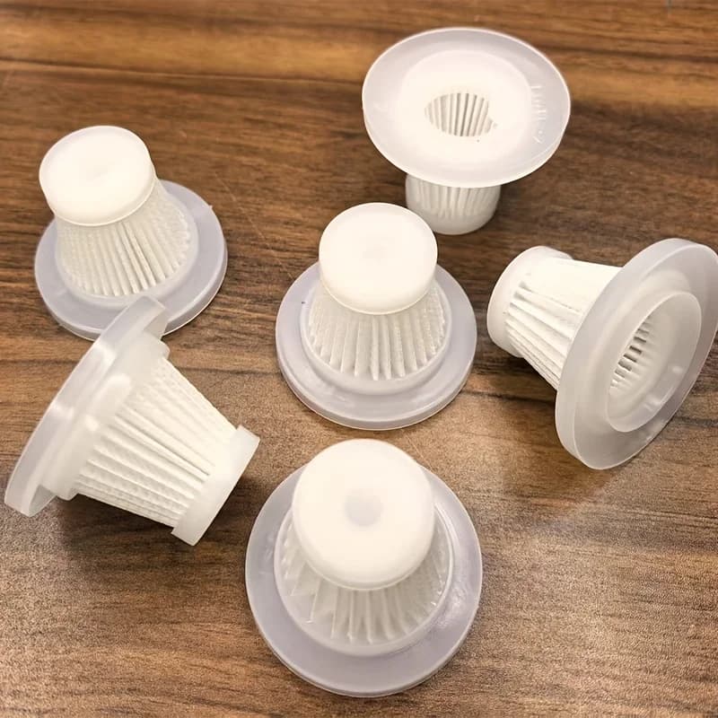 Conjunto de filtros brancos para aspirador portátil reutilizáveis com base plástica sobre superfície de madeira