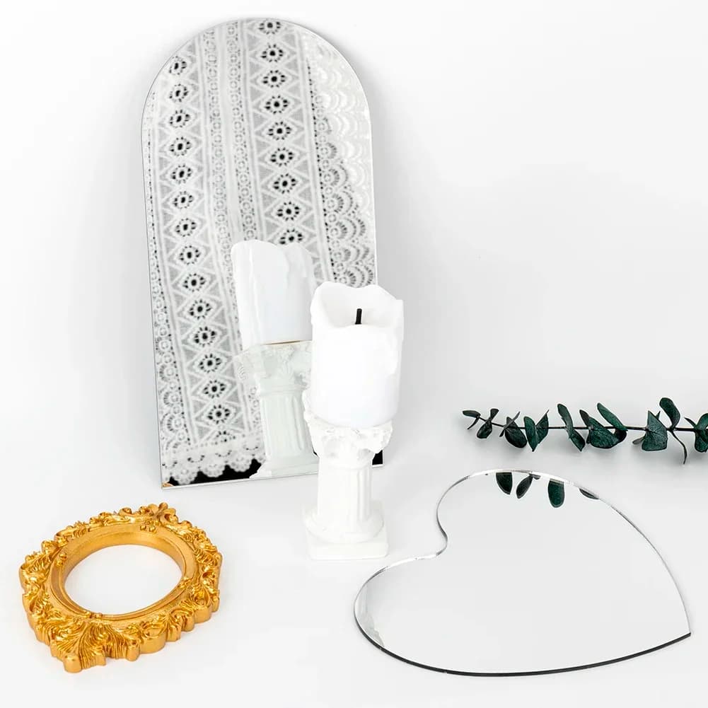 Espelho decorativo Jácotei irregular acrílico transparente em formato coração com vela branca e moldura dourada
