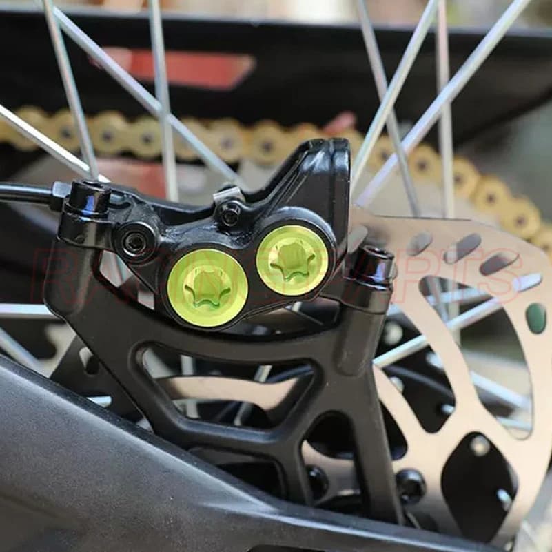 Suporte de freio racing preto instalado em Surron Light Bee S com disco de freio visível