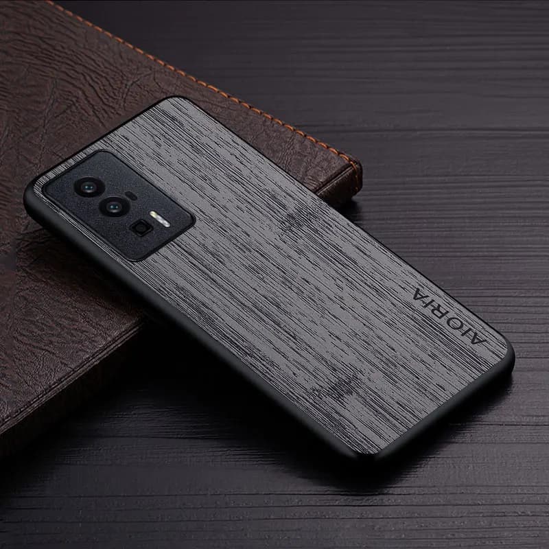 Capa para celular Xiaomi Poco F8 textura madeira couro sintético cinza com logo AIORIA