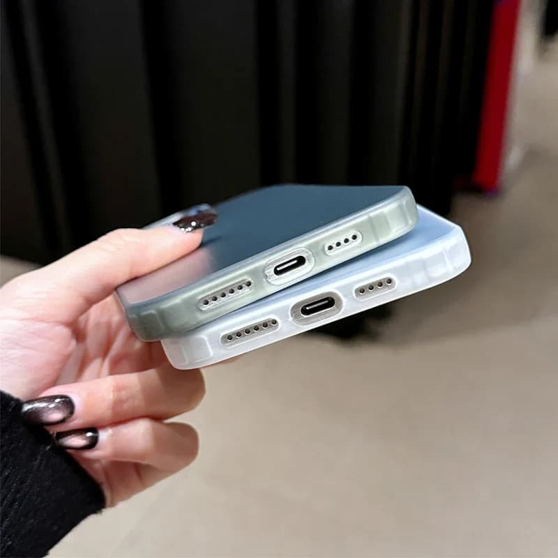 Capa rígida para Xiaomi Redmi Note 13 com acabamento metálico cinza e preta, detalhes para alto-falantes e entrada USB