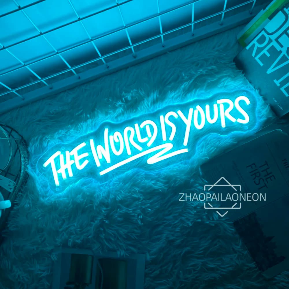 Letreiro decorativo LED azul infantil ZHAOPAILAONEON THE WORLD IS YOURS em tapete felpudo
