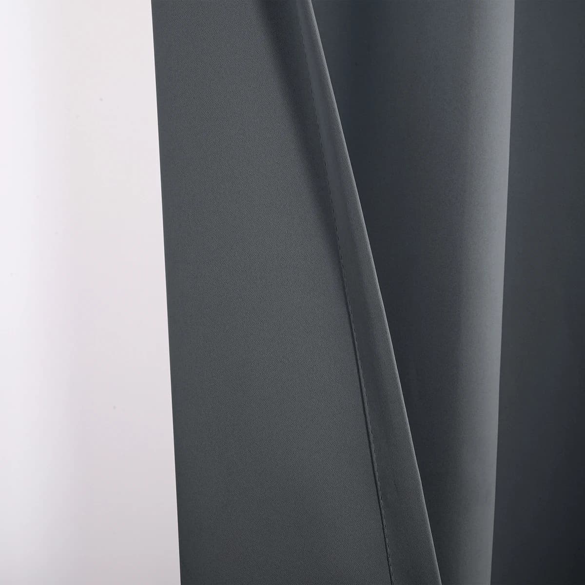 Close em tecido cinza escuro de cortina blackout para exterior, material resistente e acabamento reforçado