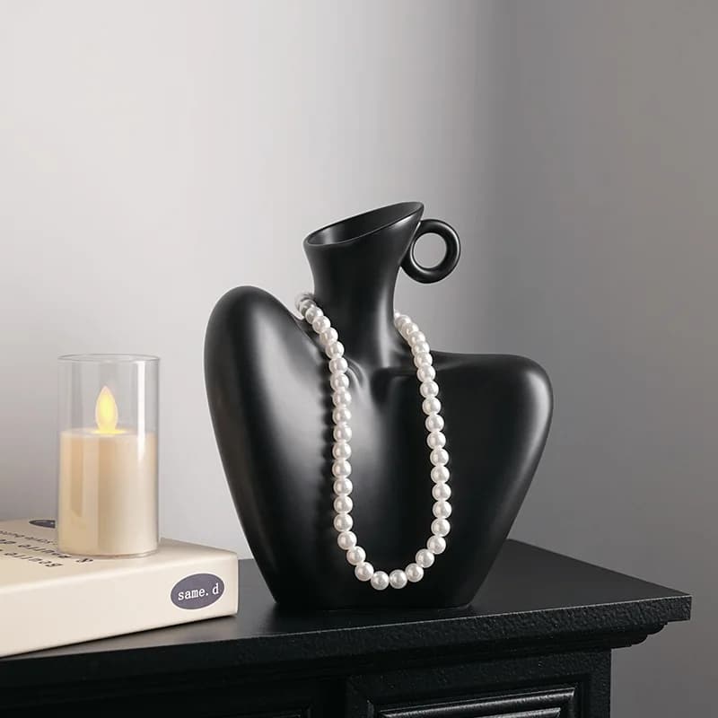 Vaso decorativo Jácotei humano preto em cerâmica com design moderno e colar de pérolas para decoração