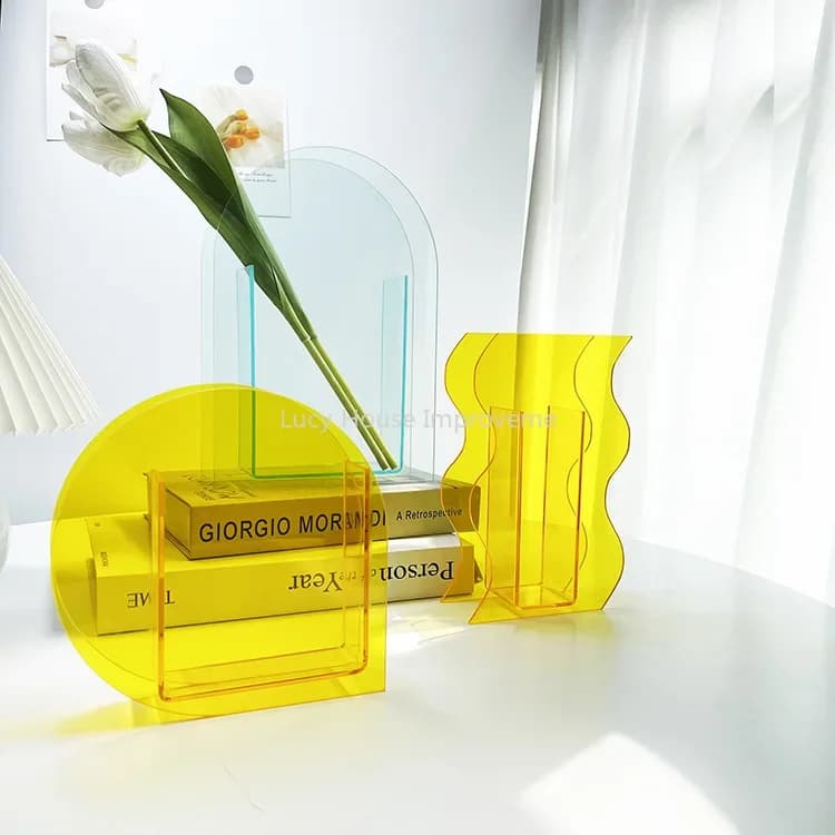 Vasos decorativos acrílicos amarelos em formatos geométricos para decoração moderna de ambientes