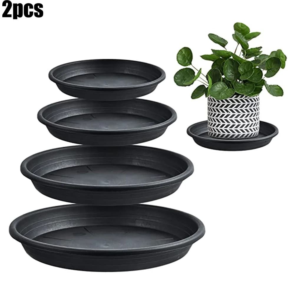 Bandejas redondas pretas para plantas com uma planta verde em um vaso branco e preto