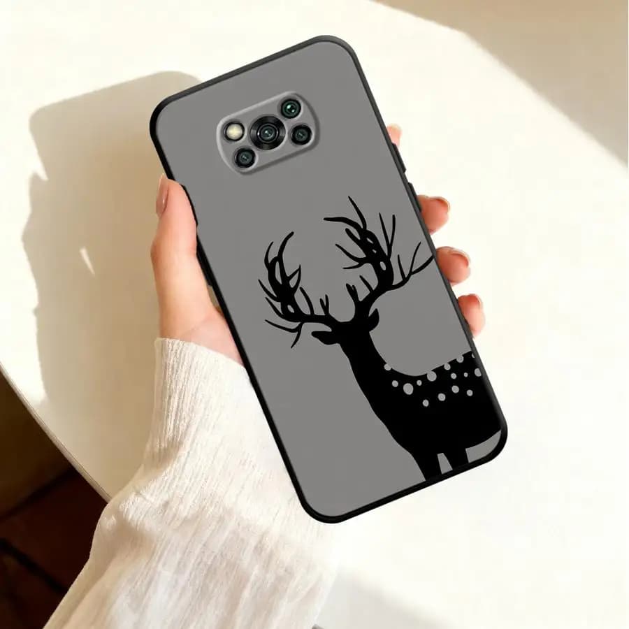 Capa Xiaomi Poco X8 Pro Max com silhueta de cervo preto em fundo cinza