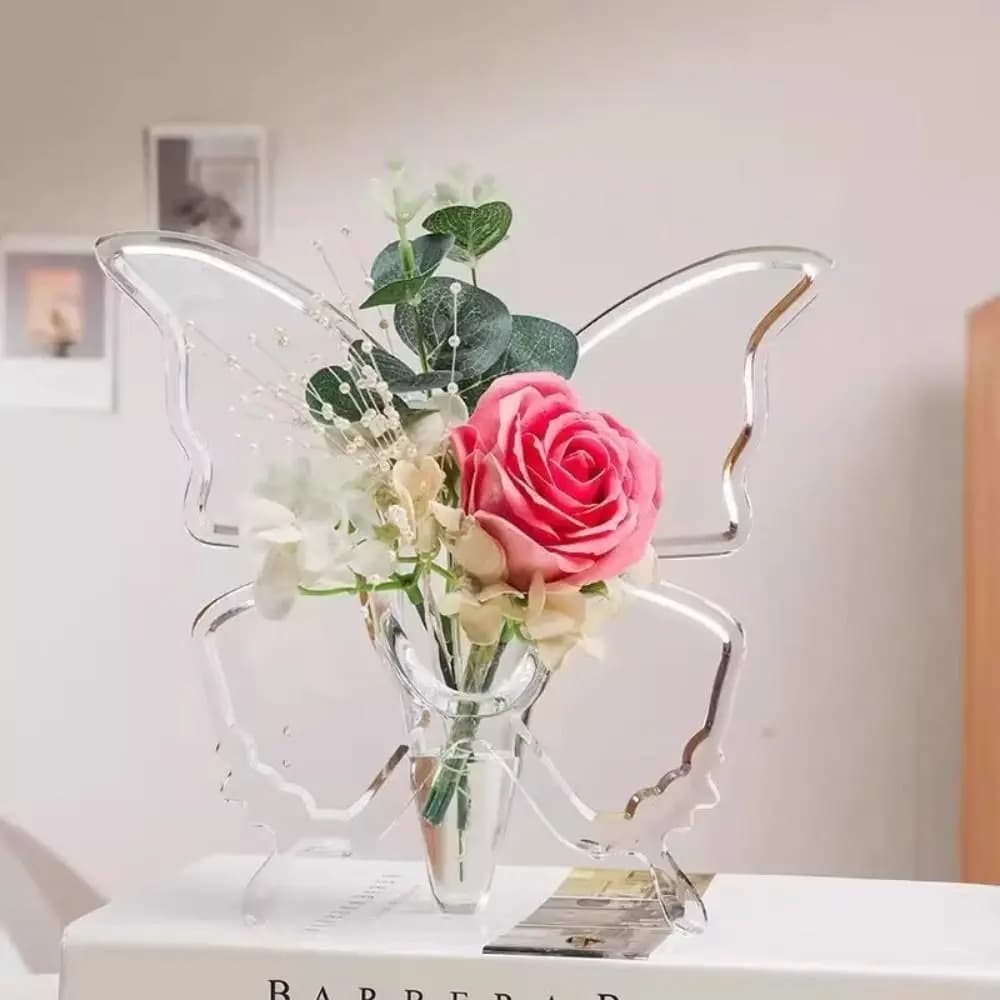 Vaso de acrílico transparente em forma de borboleta com flores artificiais rosa e brancas