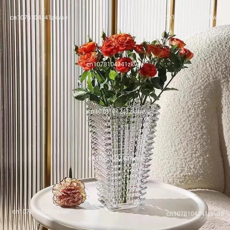Vaso decorativo geométrico minimalista 18cm em vidro transparente com flores laranjas