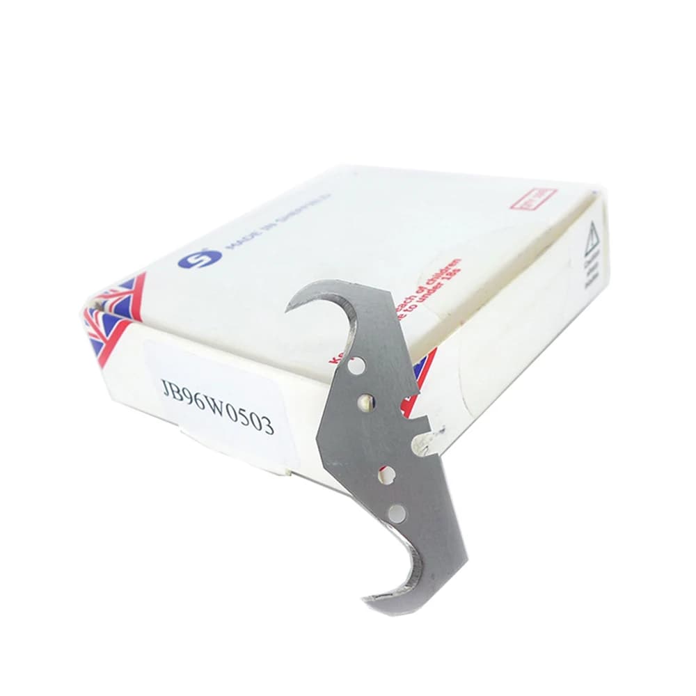 Lâmina de gancho trapezoidal para faca de corte profissional sobre caixa branca com detalhes em vermelho e azul