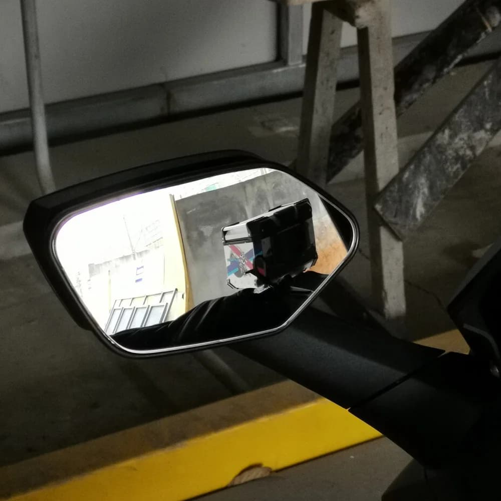 Espelho convexo preto instalado em Honda Forza 350 com visão ampliada e ângulo de segurança maior