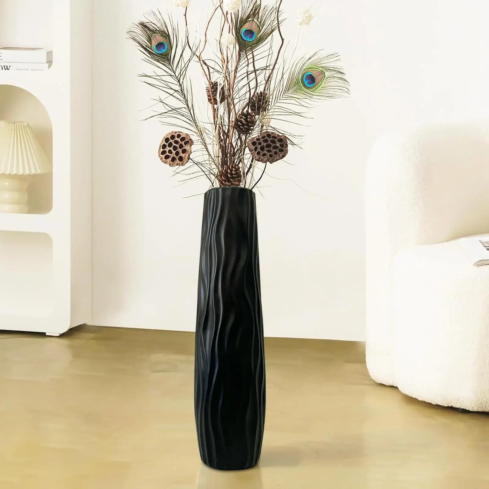 Vaso de chão grande preto com textura ondas para arranjos decorativos em ambiente moderno