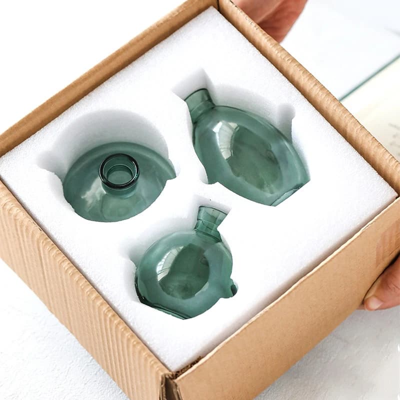 Conjunto de 3 vasos hidropônicos em vidro verde embalados em caixa de papelão com espuma protetora