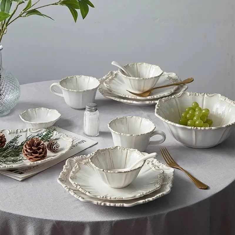 Conjunto de louças de luxo branco para uma pessoa com detalhes ornamentais