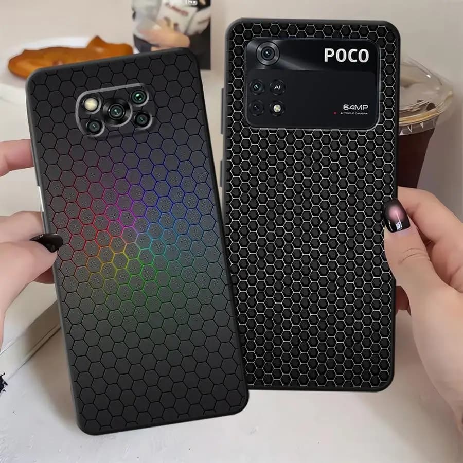 Capa para celular Xiaomi Poco preta com textura hexagonal e design em fibra de carbono