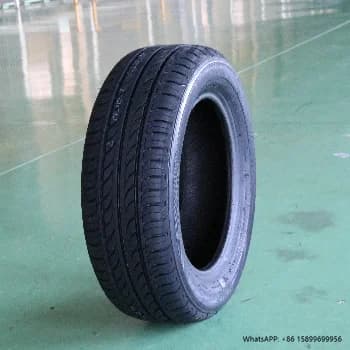 Pneu radial de carro preto com padrão de piso em relevo