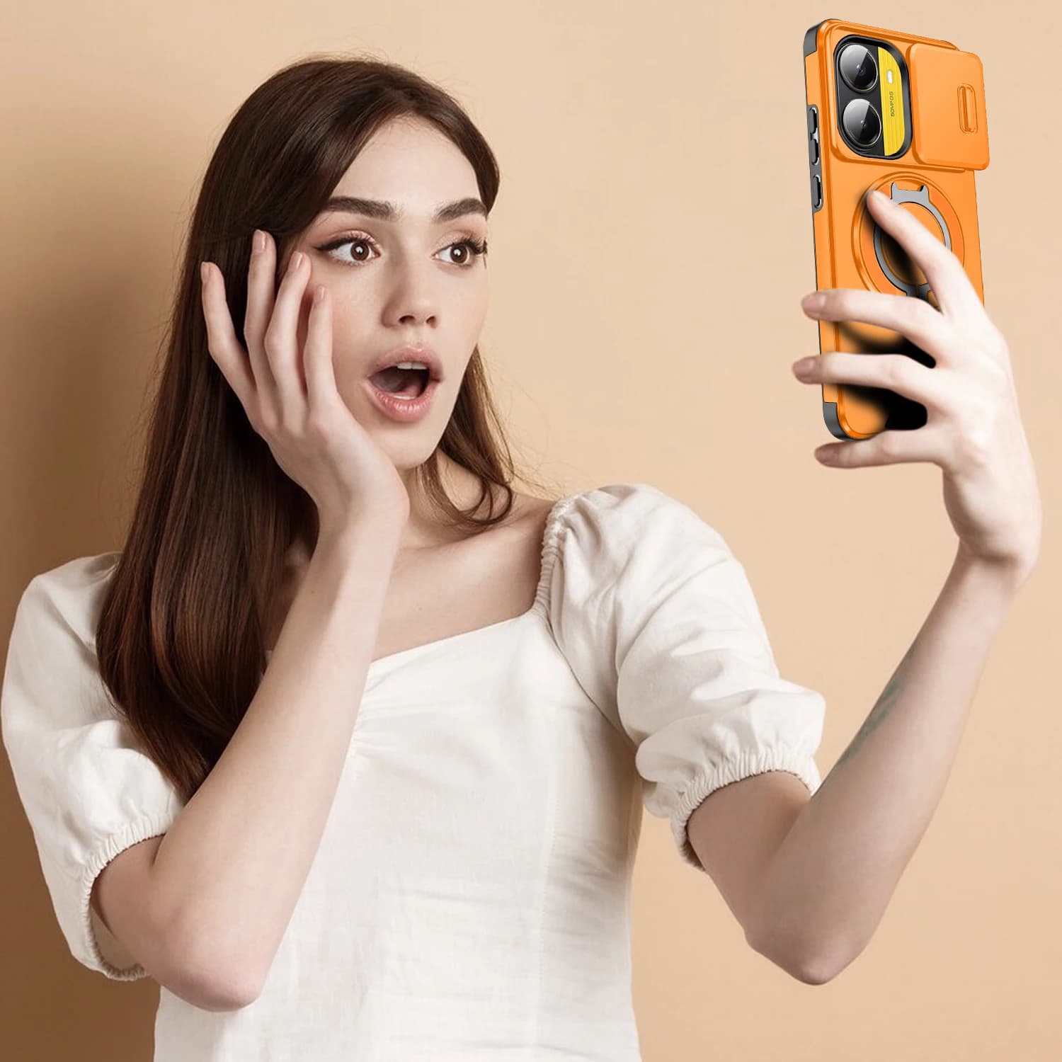 Mulher segurando Xiaomi Poco F7 Pro com capa laranja e suporte giratório magnético para celular