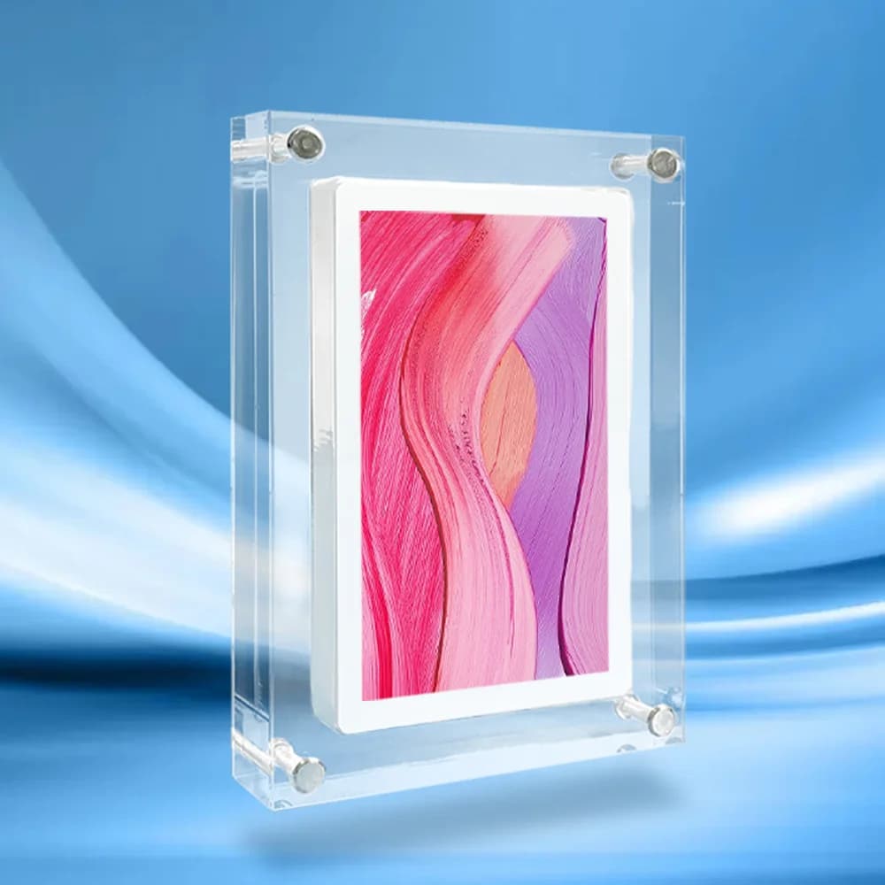 Porta-retratos digital acrílico branco com display vertical exibindo imagem abstrata em fundo azul