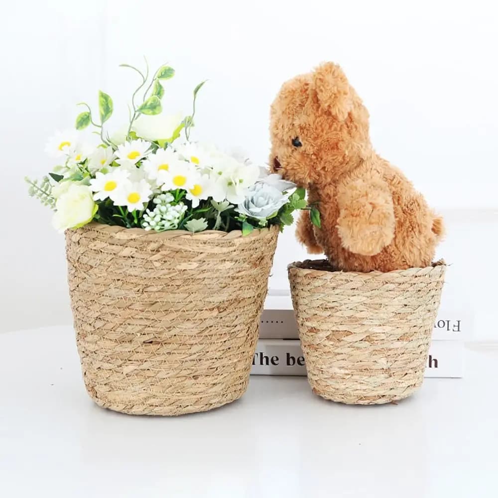Cestos para plantas Jácotei Terraço Decor em palha de rattan marrom com flores e urso de pelúcia