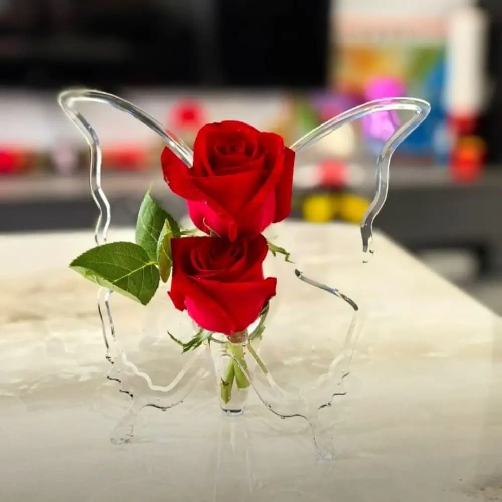 Vaso de acrílico transparente em forma de borboleta com flores artificiais rosa e brancas