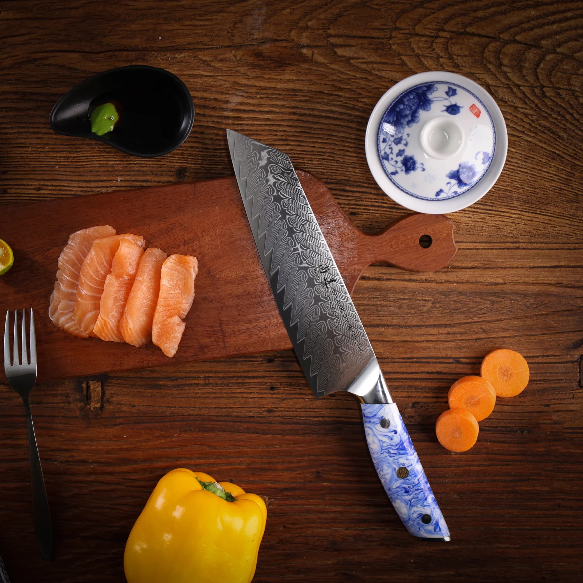 Faca de chef SHANGDAO Kiritsuke aço damasco VG10 com cabo azul e branco em resina em bancada de madeira