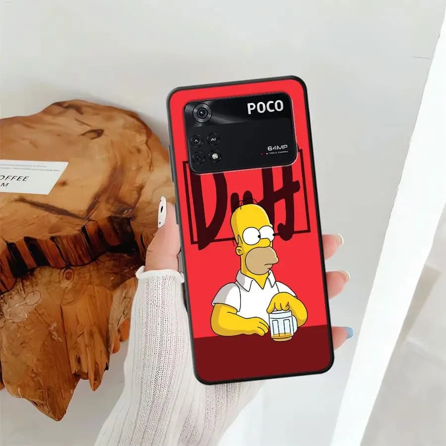 Capa para celular Poco preta com estampa Homer Simpson Pop Art e logo Poco na câmera