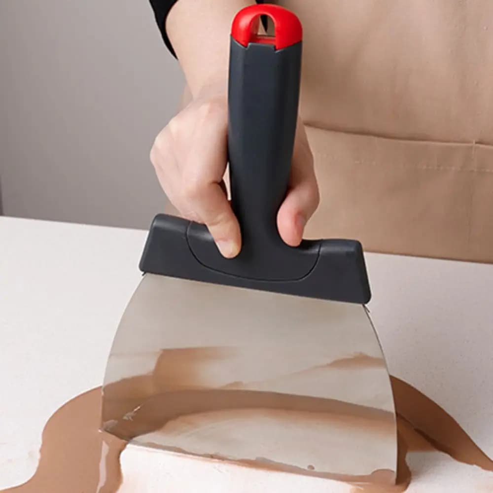 Espátula para chocolate Jácotei grande com lâmina de aço inox e cabo cinza com detalhe vermelho