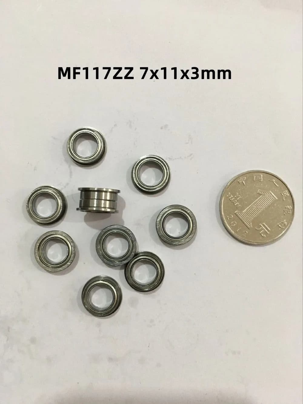 Rolamentos MR117ZZ, MR117-2RS e MR117 dispostos com suas dimensões em fundo branco