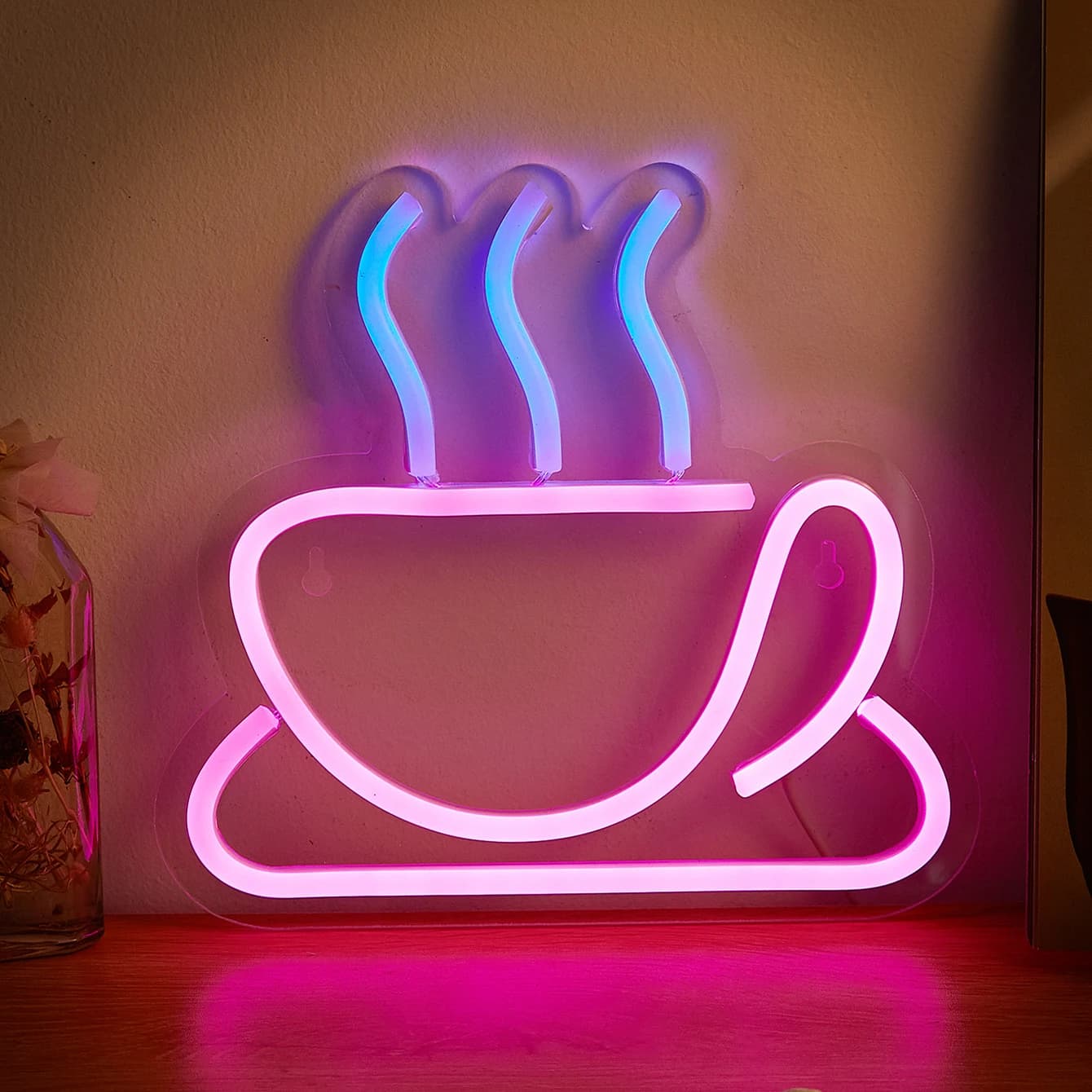 Placa de néon em forma de xícara de café com vapores em azul e rosa, decoração de quarto.