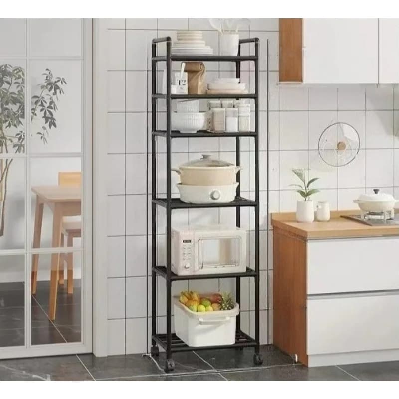 Prateleira de armazenamento de chão preta com cinco níveis, carregada com micro-ondas, panelas e frutas em uma cozinha.