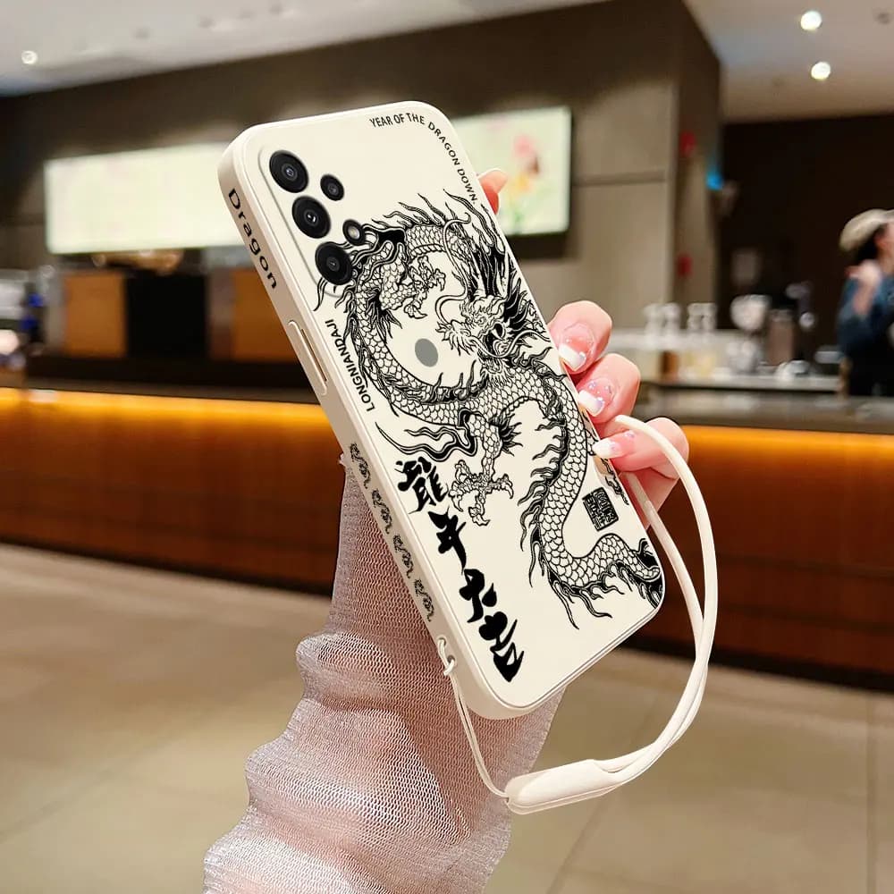Capa branca para Xiaomi Poco M5 com estampa de dragão detalhada e alça de mão confortável