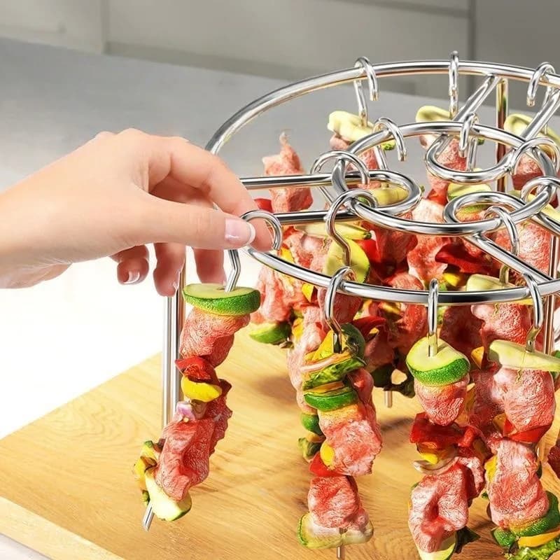 Grelhador para churrasco Jácotei com espetos de aço inox pendurados com carne e legumes coloridos