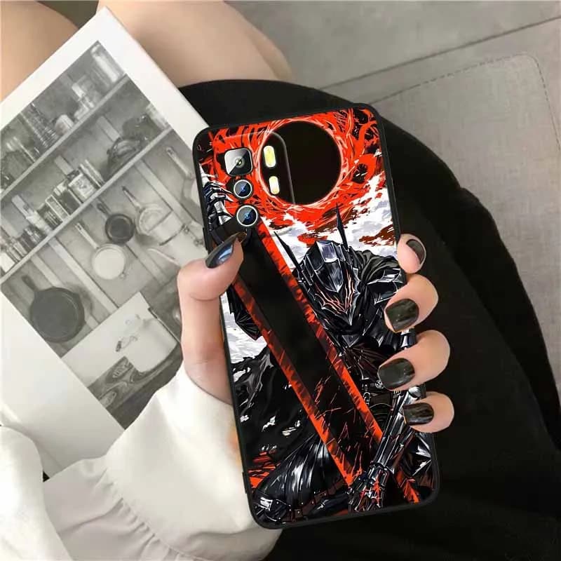 Capa preta para Xiaomi Redmi Note 15 com ilustração de guerreiro Berserk e detalhes em vermelho