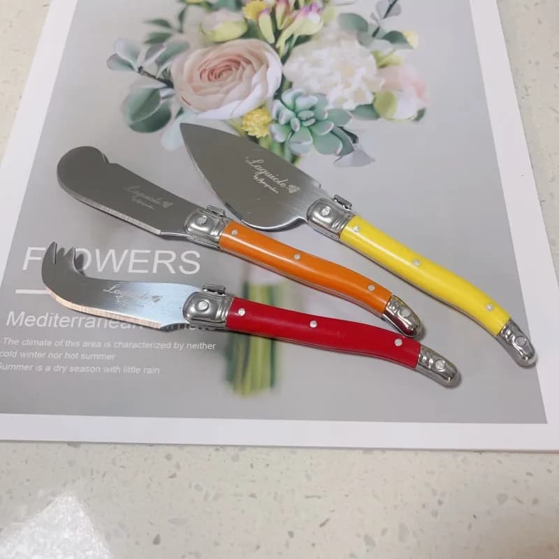 Facas para queijo Laguiole com cabos coloridos em vermelho, laranja e amarelo, lâminas metálicas