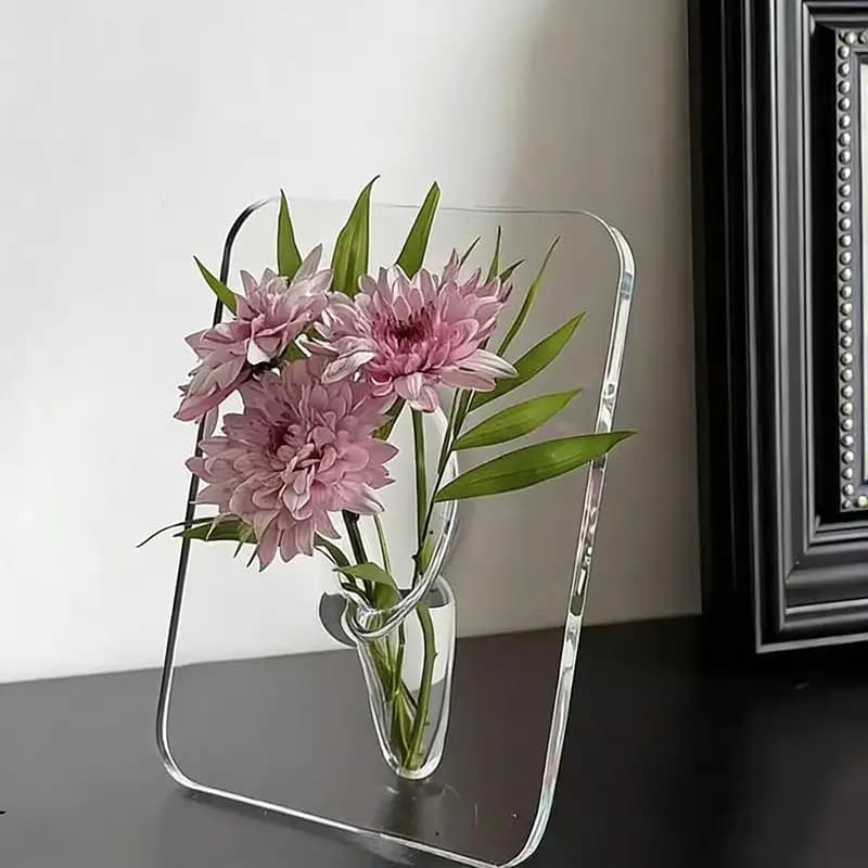 Vaso de flores em acrílico transparente com flores rosa refletidas