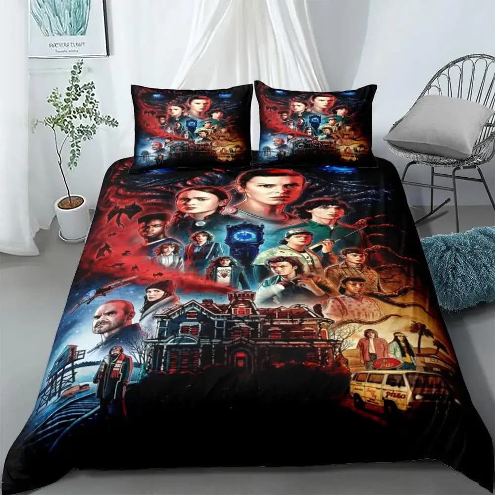 Capa de edredom com estampa de personagens de um filme, fundo preto, personagens em poses diversas, cama arrumada com dois travesseiros e colchão preto.