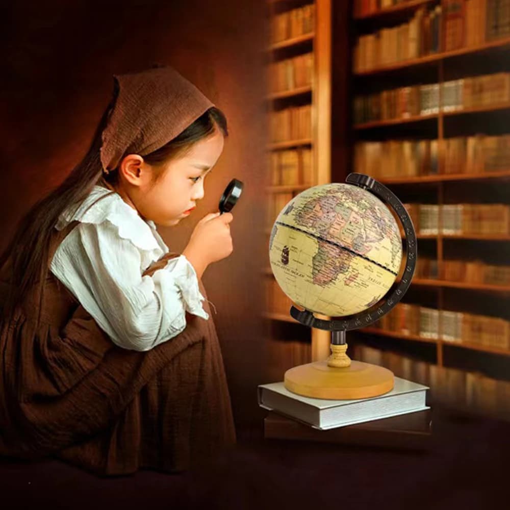 Criança observando globo terrestre decorativo vintage mapa mundi em madeira 22x14cm