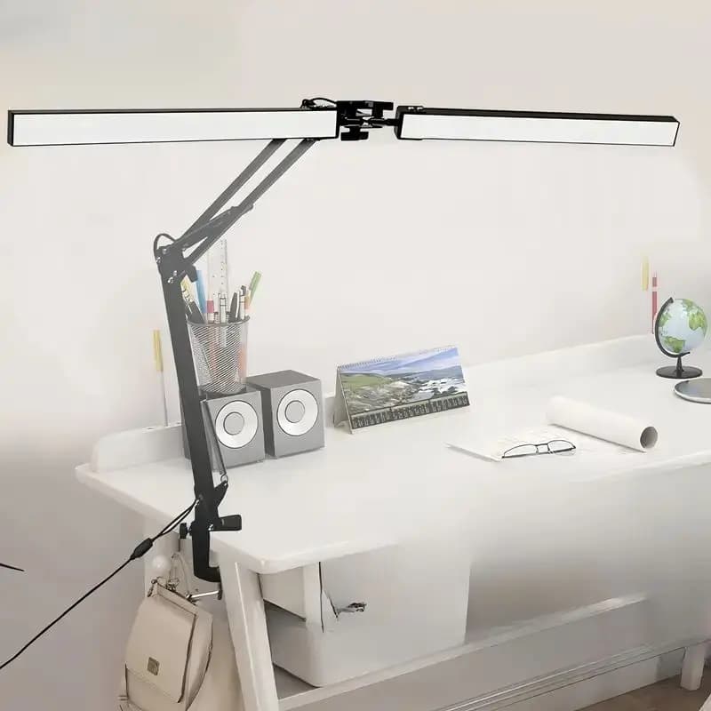 Luminária de mesa LED dupla com braço articulado e grampo, ajustável e dobrável, luzes LED brancas, fundo branco.
