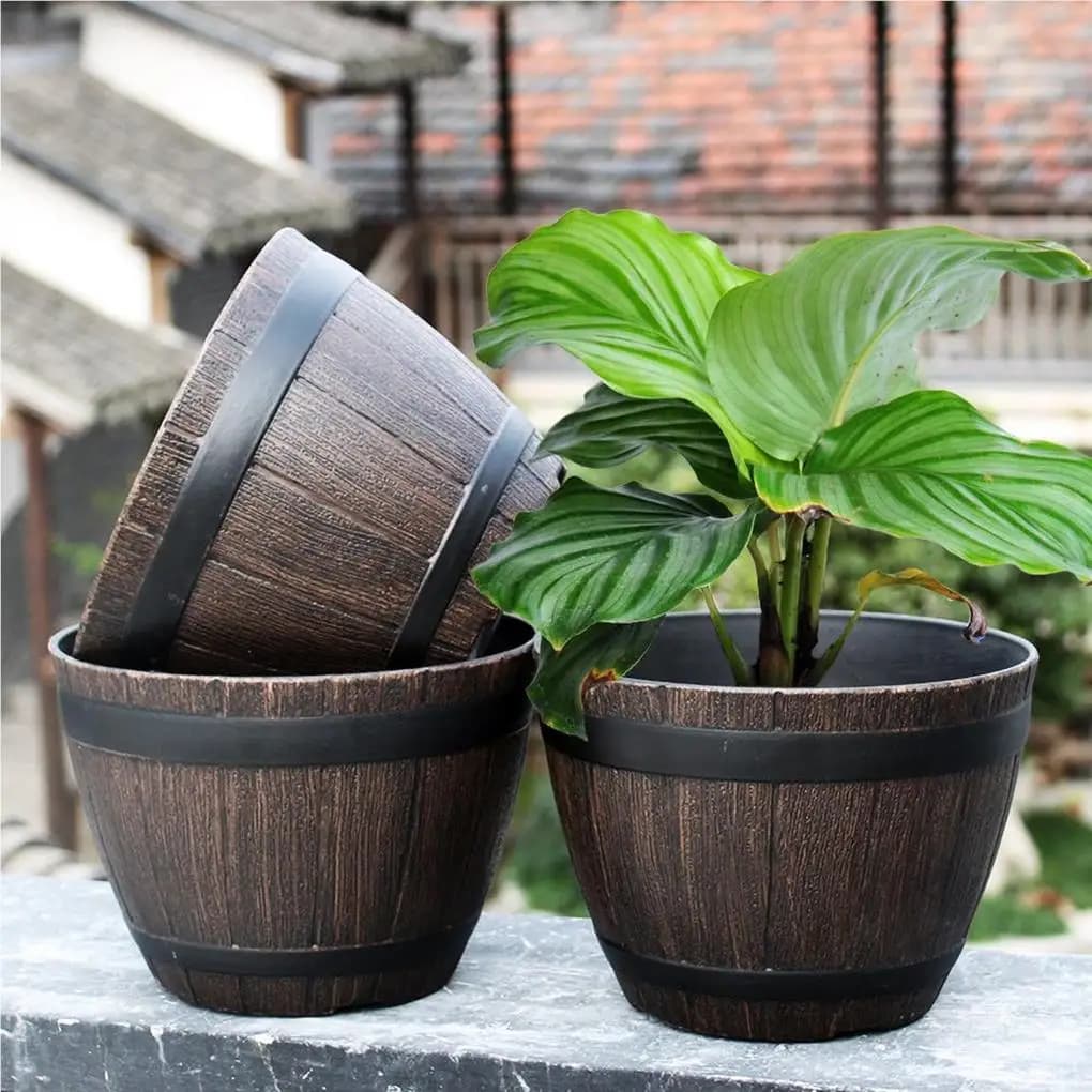 Vasos de flores de resina estilo vintage em forma de barril, marrom e preto, para decoração de pátio ao ar livre.