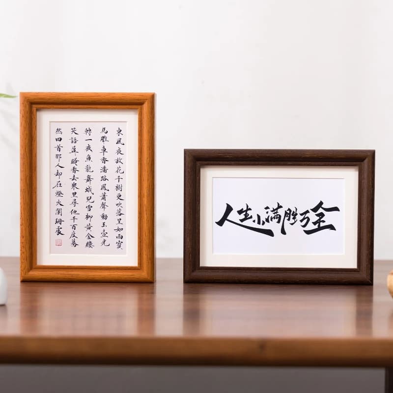 Quadro decorativo de madeira com texto preto sobre fundo branco, mesa de madeira
