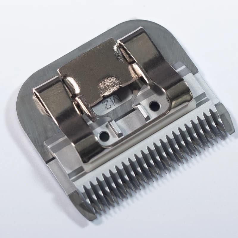 Lâminas de metal para clipper de animais, seis unidades, fundo branco, design de dentes em forma de U, furos de fixação, cor prata metálica.