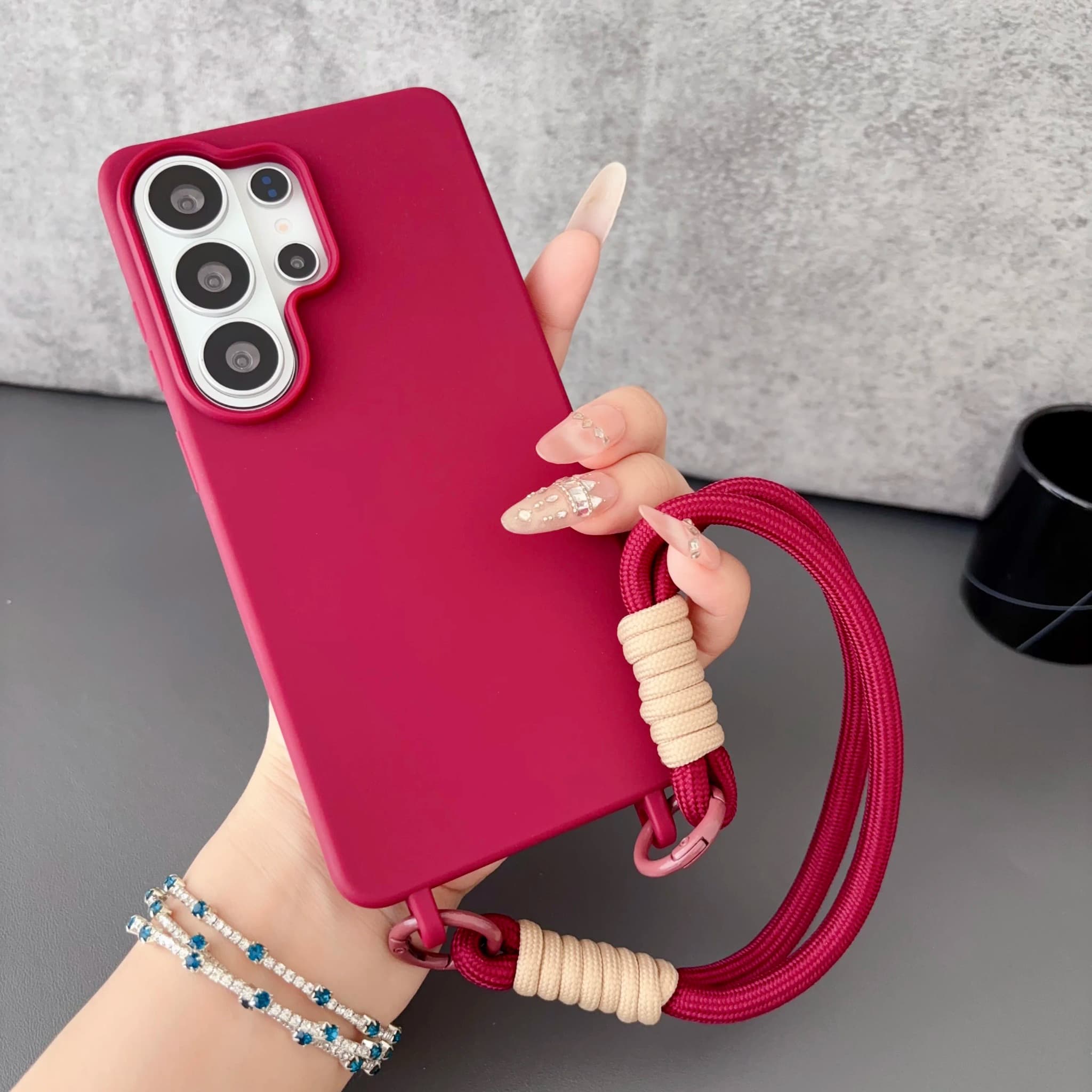 Capa de telefone vermelha com pulseira de silicone para Samsung, ângulo traseiro, alça de mão