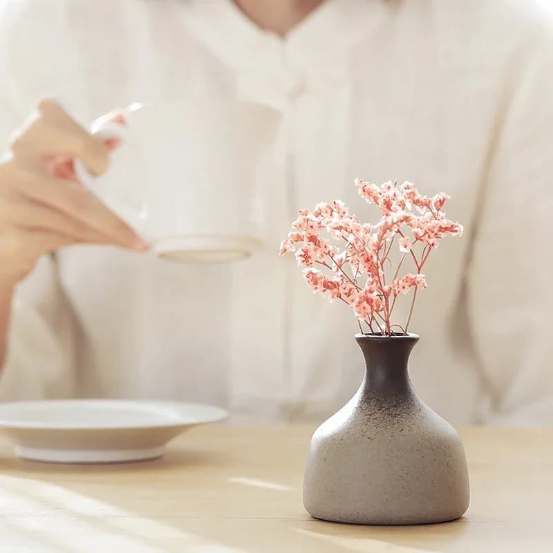 Vaso decorativo CHANSHOVA H307 pequeno em cerâmica cinza escuro com flores secas