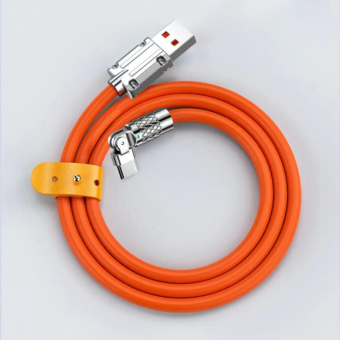 Cabo USB Tipo C laranja enrolado com conector reto e curvo em metal prateado para carga rápida