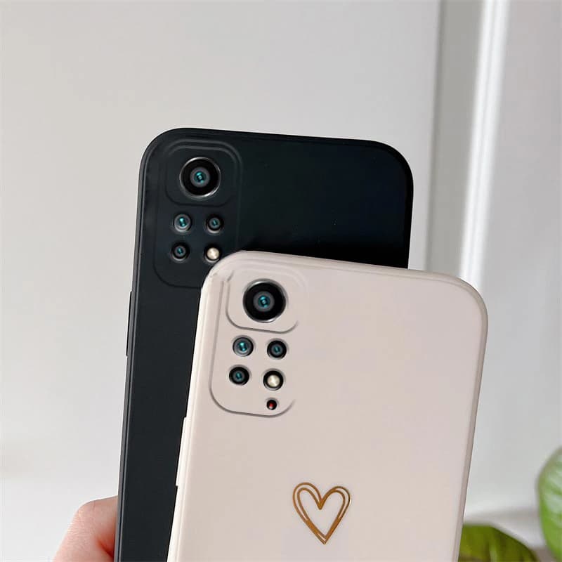 Capa de celular Xiaomi Redmi Note 10 Pro branca com coração dourado e capa preta ao fundo