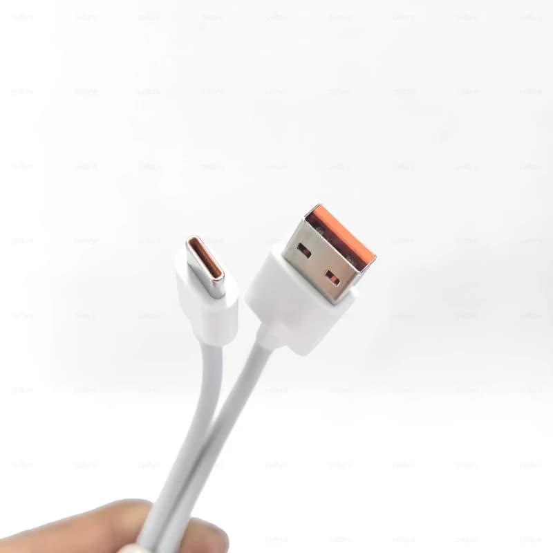 Cabo USB Tipo C Xiaomi branco com detalhes laranja nas conexões USB-A e Tipo C em fundo branco